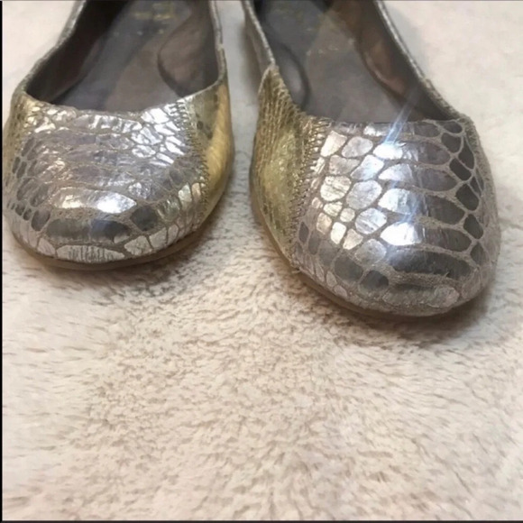 BCBG Paris Metallic Round Toe Flats Size 6.5 - Picture 3 of 8